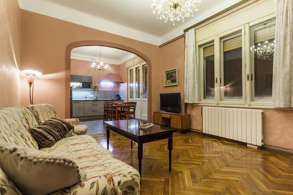 Spacious & Smart Center Apartment Пула Екстериор снимка