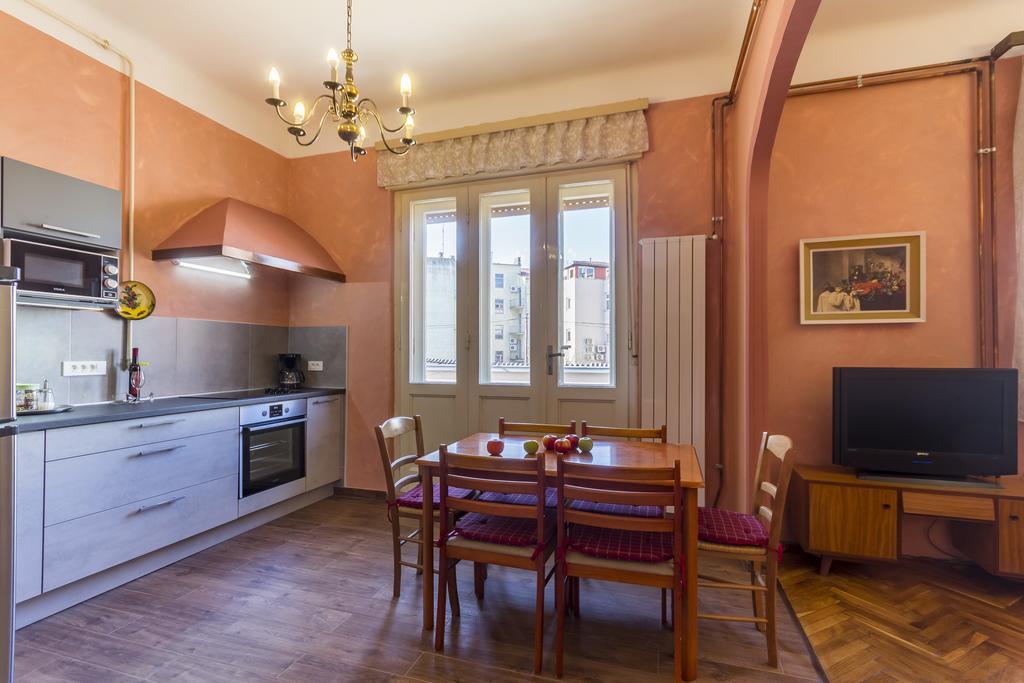 Spacious & Smart Center Apartment Пула Екстериор снимка