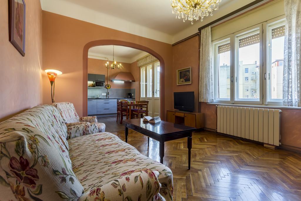 Spacious & Smart Center Apartment Пула Екстериор снимка