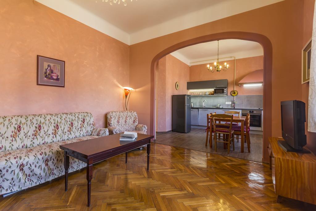 Spacious & Smart Center Apartment Пула Екстериор снимка
